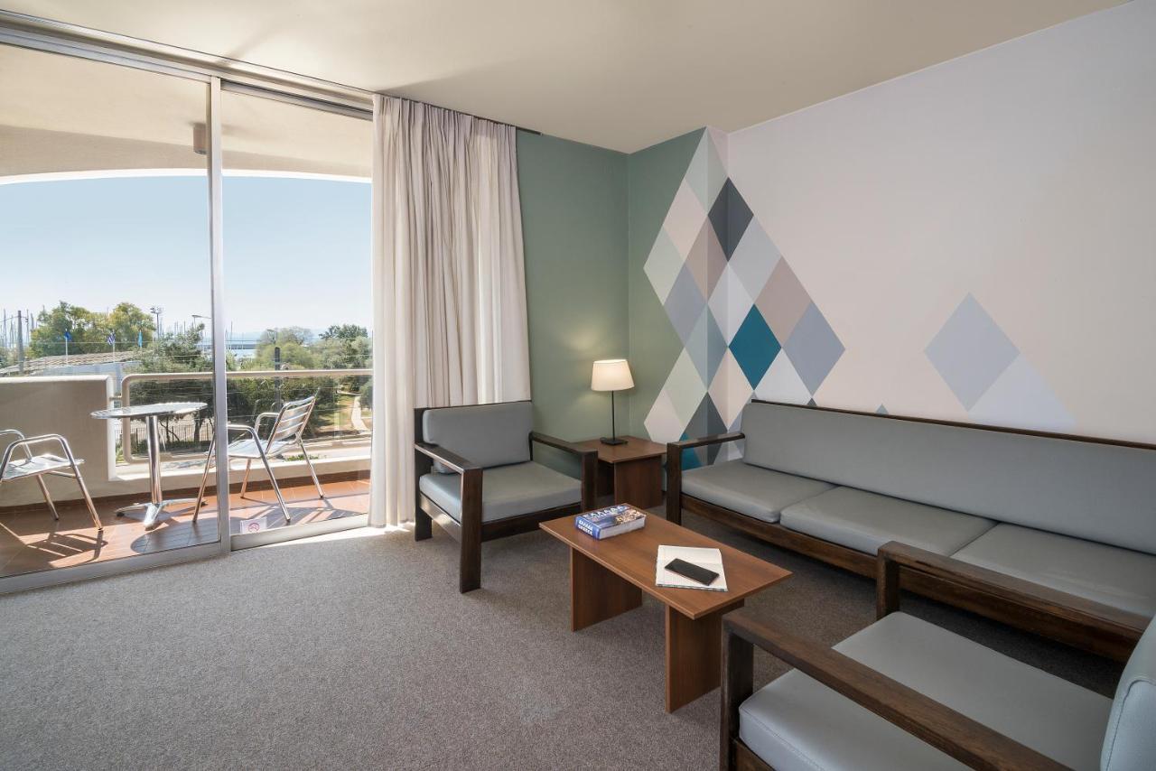 Marina Alimos Hotel Apartments เอเธนส์ ภายนอก รูปภาพ